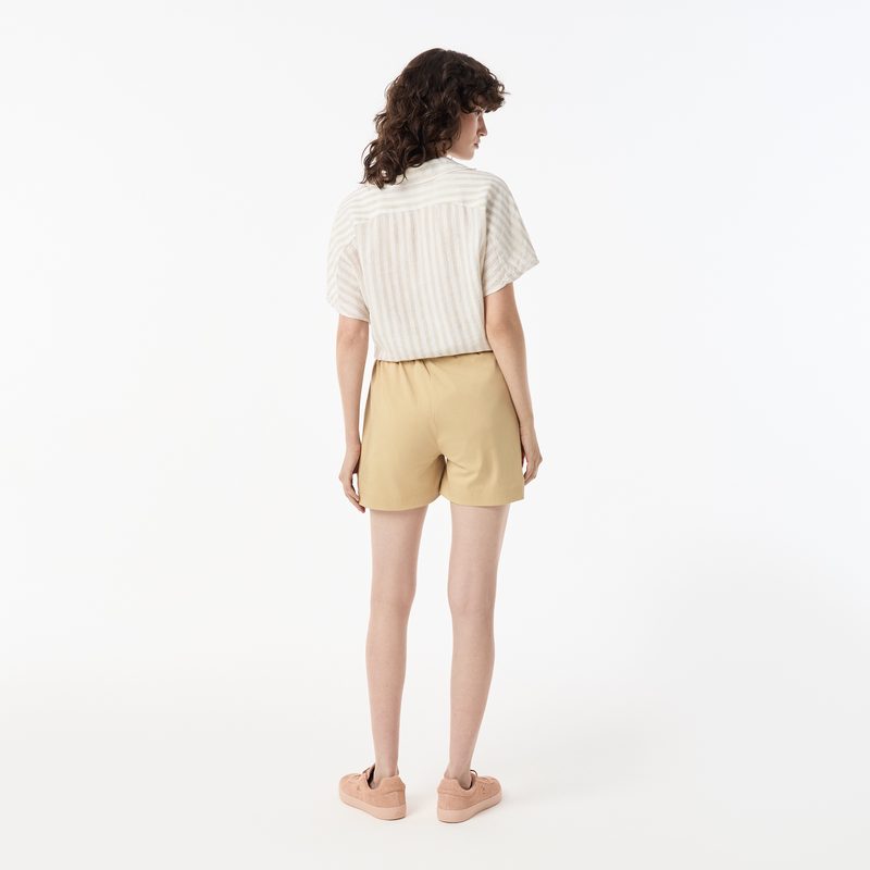 Женские короткие однотонные шорты Lacoste 2