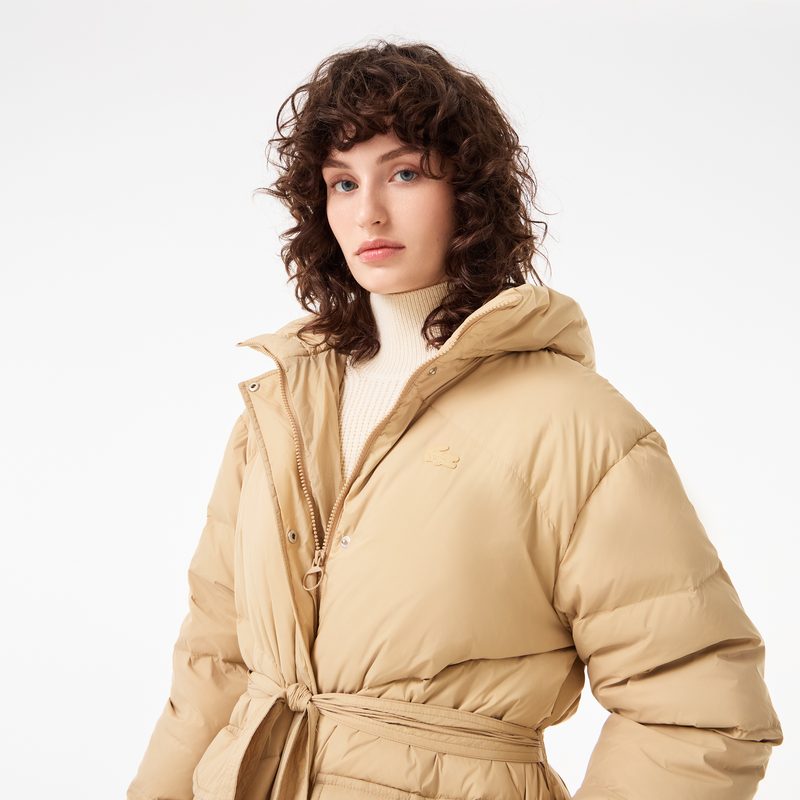 Женский короткий пуховик Lacoste с поясом и высоким воротом 3