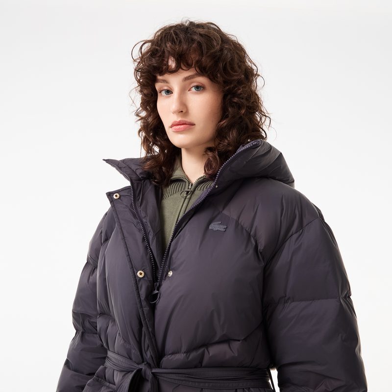 Женский короткий пуховик Lacoste с поясом и высоким воротом 3